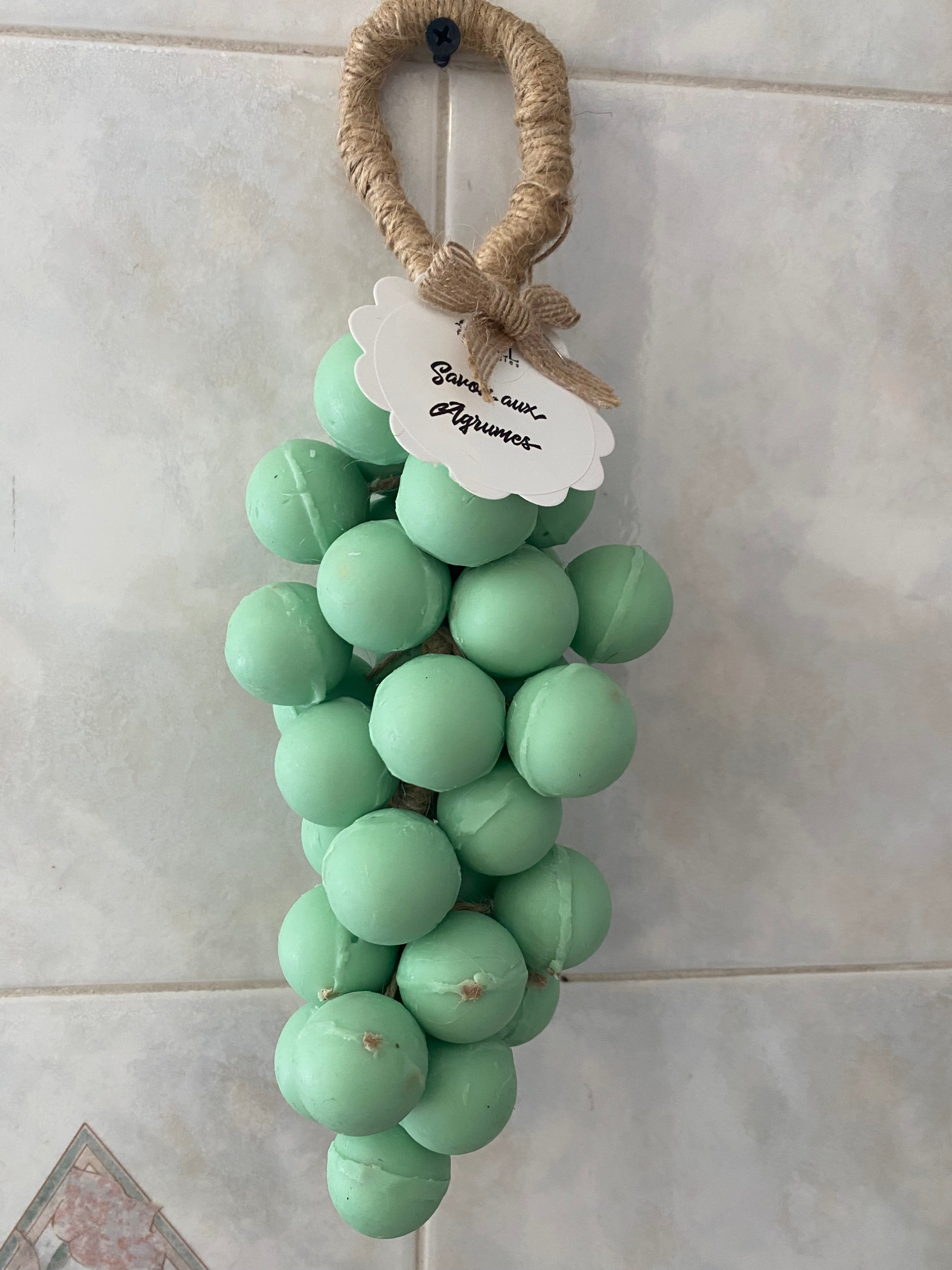 Savon parfumé en grappe