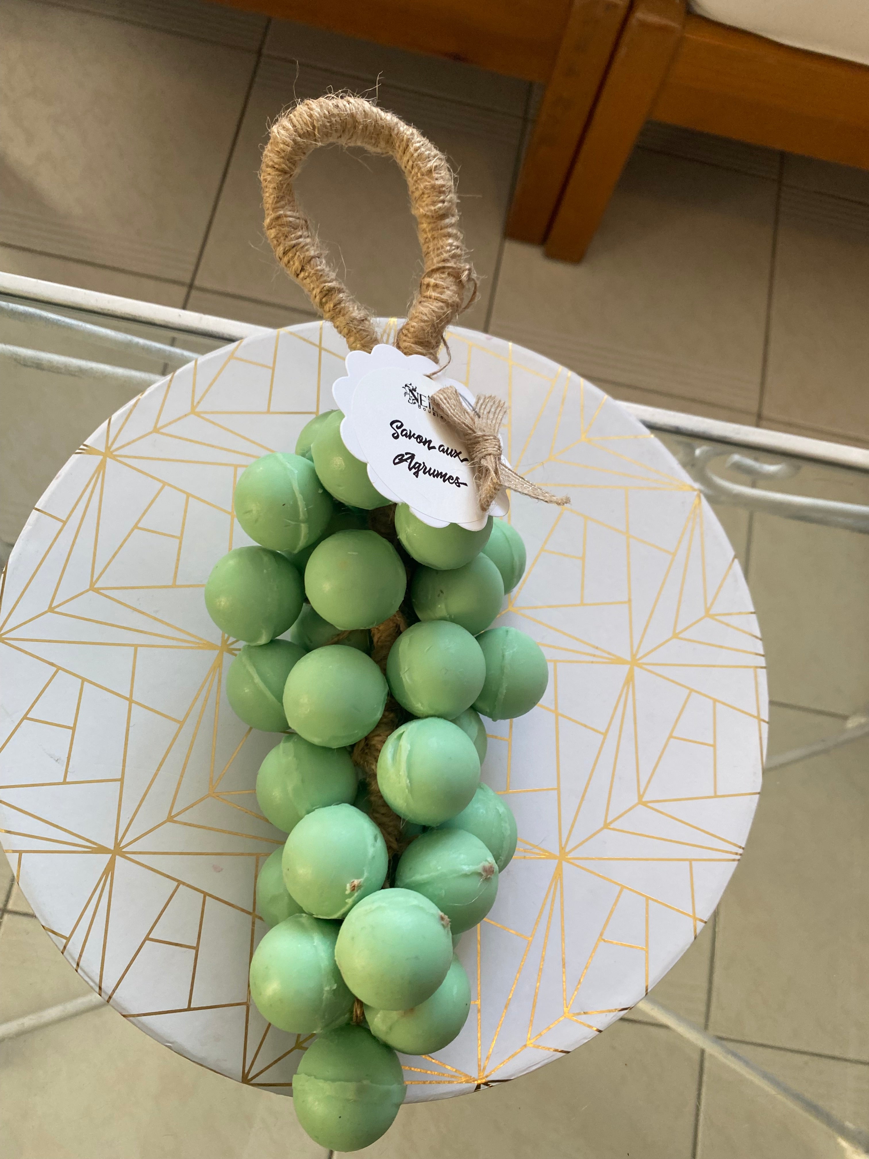 Savon parfumé en grappe